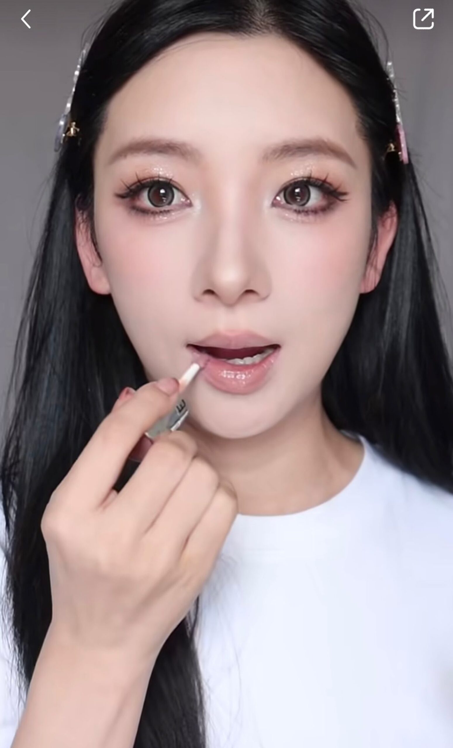 用唇線筆勾劃唇形,再均勻塗上唇膏。