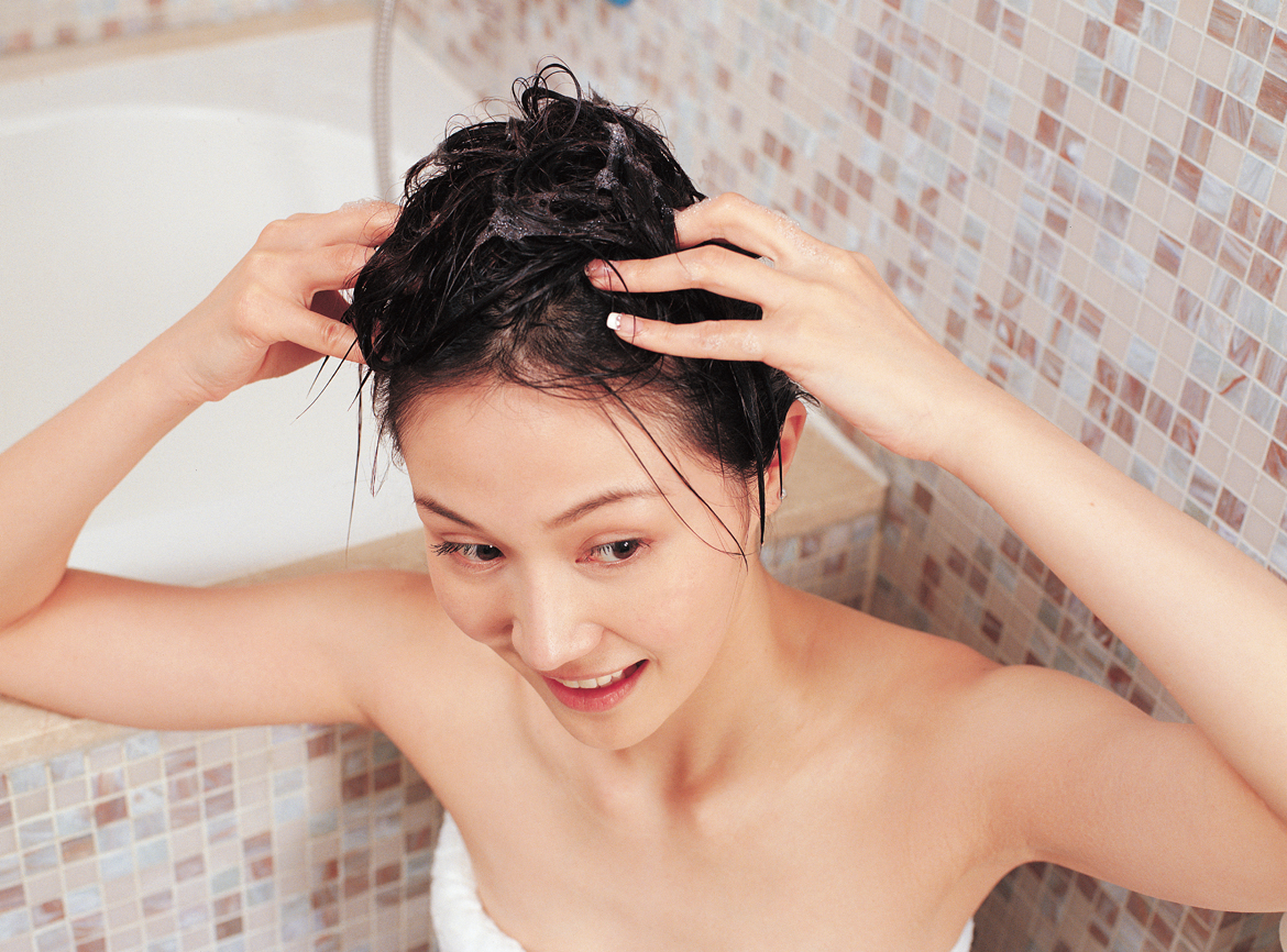 在沖洗頭皮的過程中，輕輕地按摩頭皮。