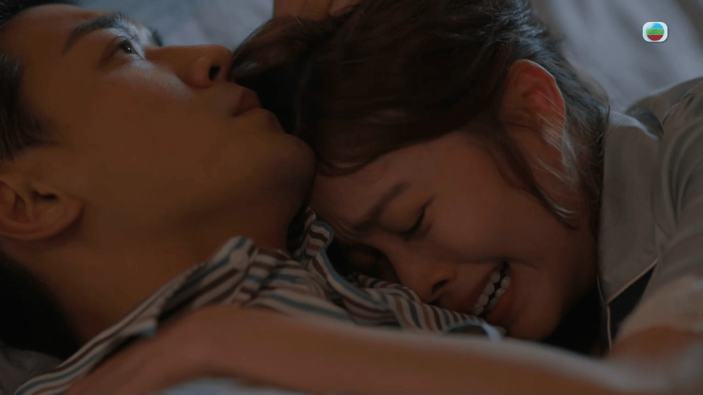 Gina與Davey在床上抱頭痛哭。