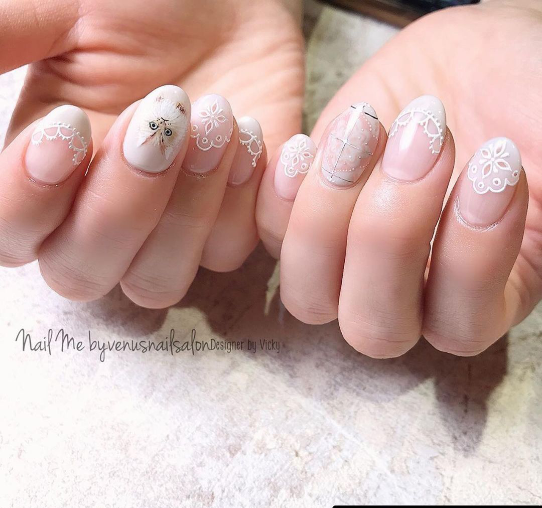 蕾絲花磚美甲。