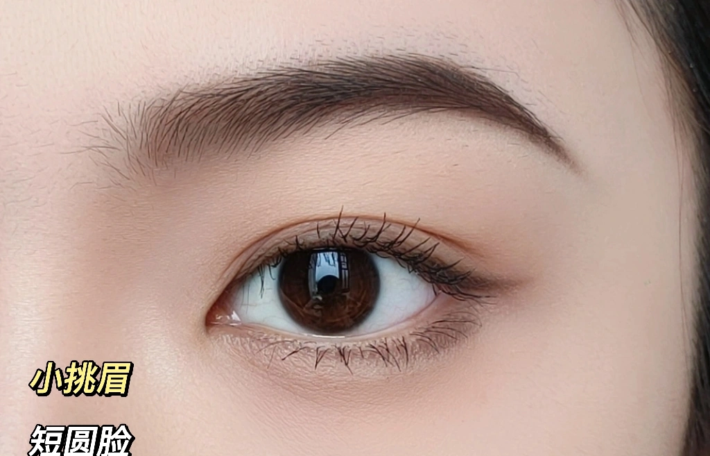 小挑眉。