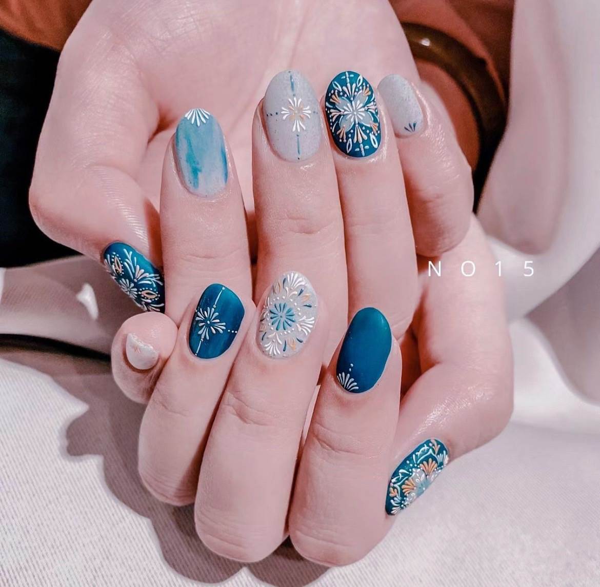 沁藍花磚美甲。