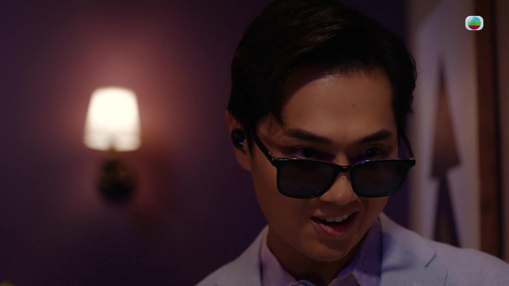 向來沉迷女色的Alex(鄭俊弘 飾)見到Evelyn流晒口水。