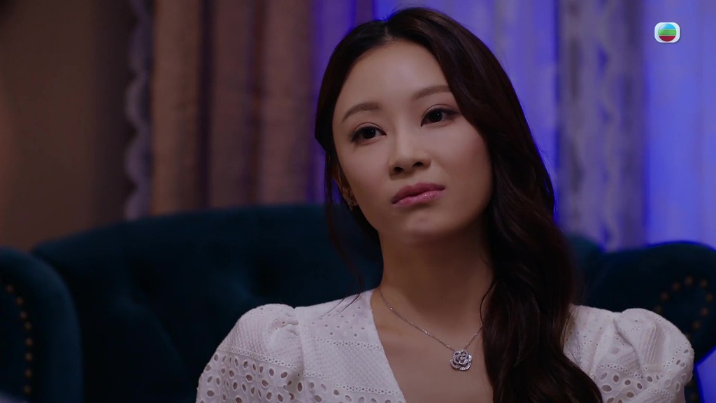 飾演富家女Evelyn的葉蒨文昨晚首度登場。