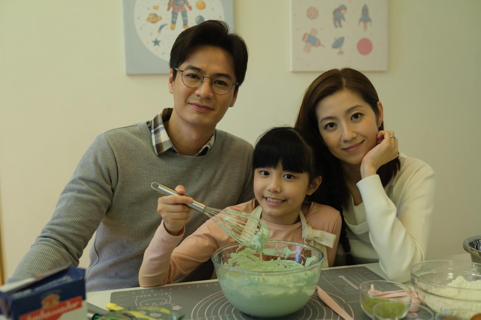 鄭淽月飾演羅子溢與陳自瑤的女兒。