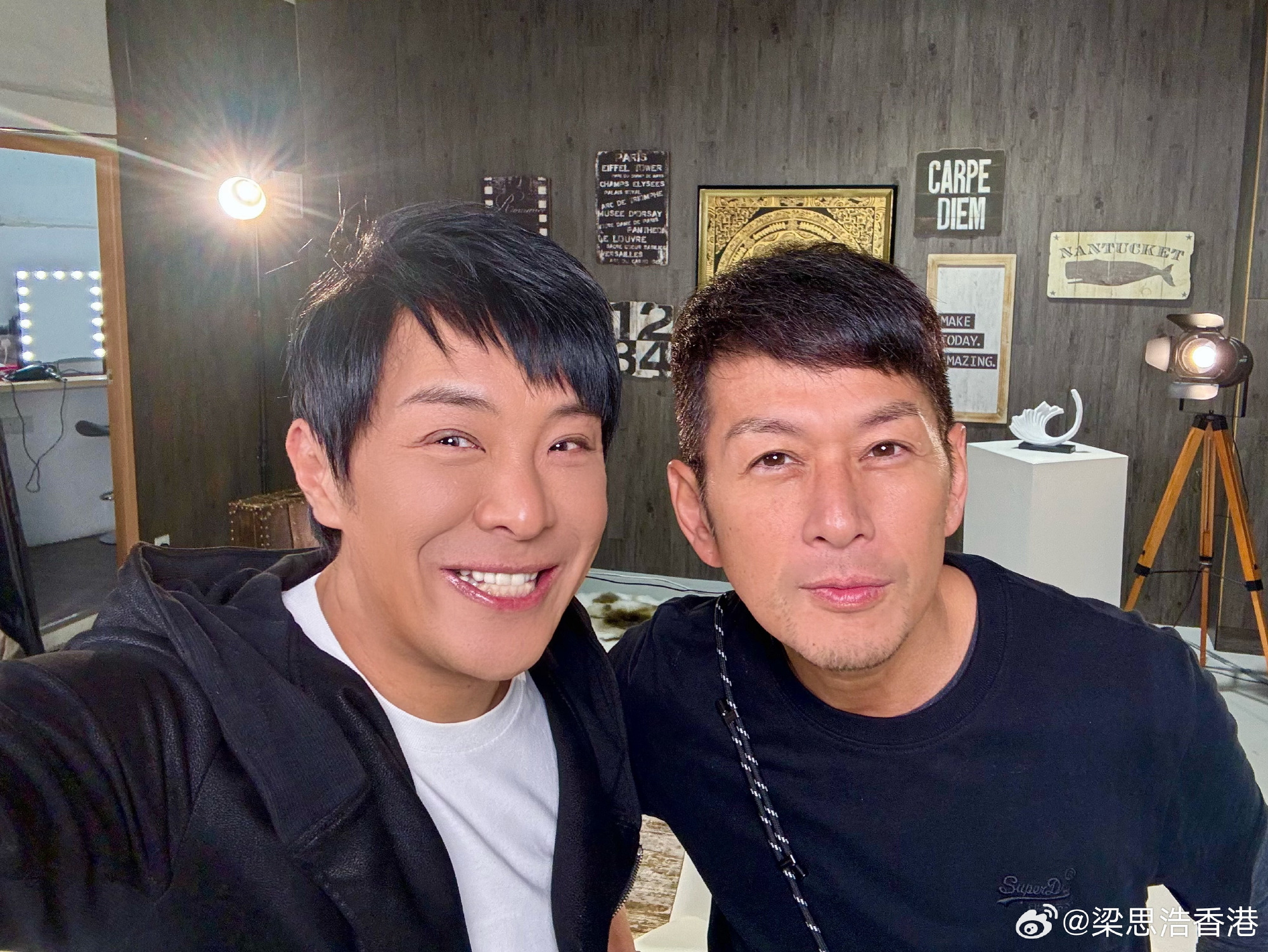 日前梁思浩在社交平台分享與好兄弟吳家樂的合照，並透露對方突然現身探班。