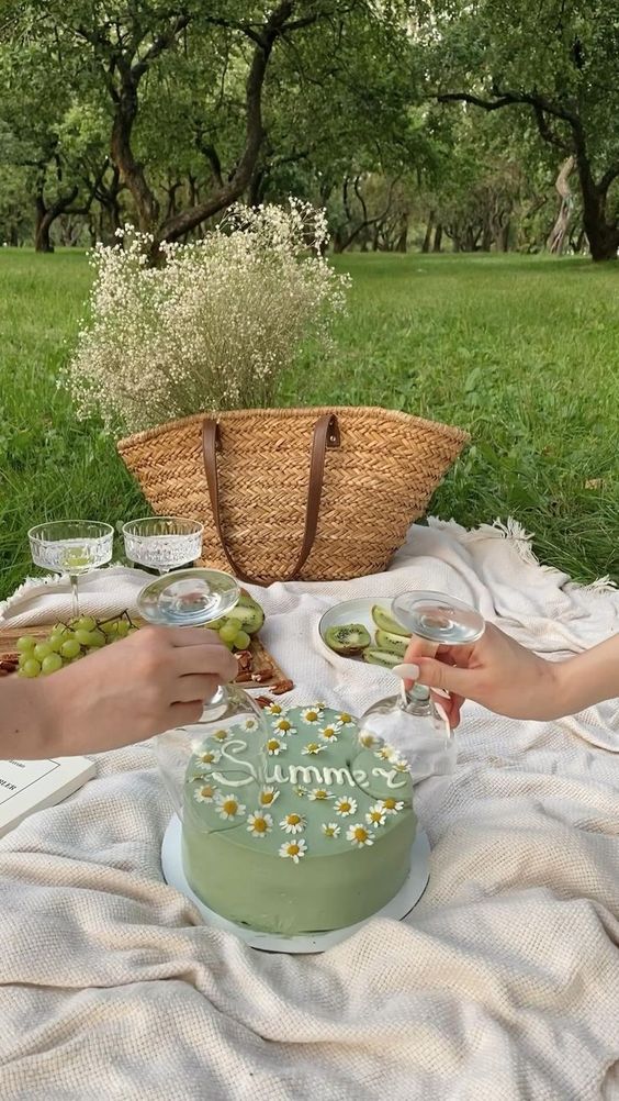 食物中的糖分與肌膚中的蛋黃素結合，形成AGEs（晚期糖化終末產物），使肌膚變黃