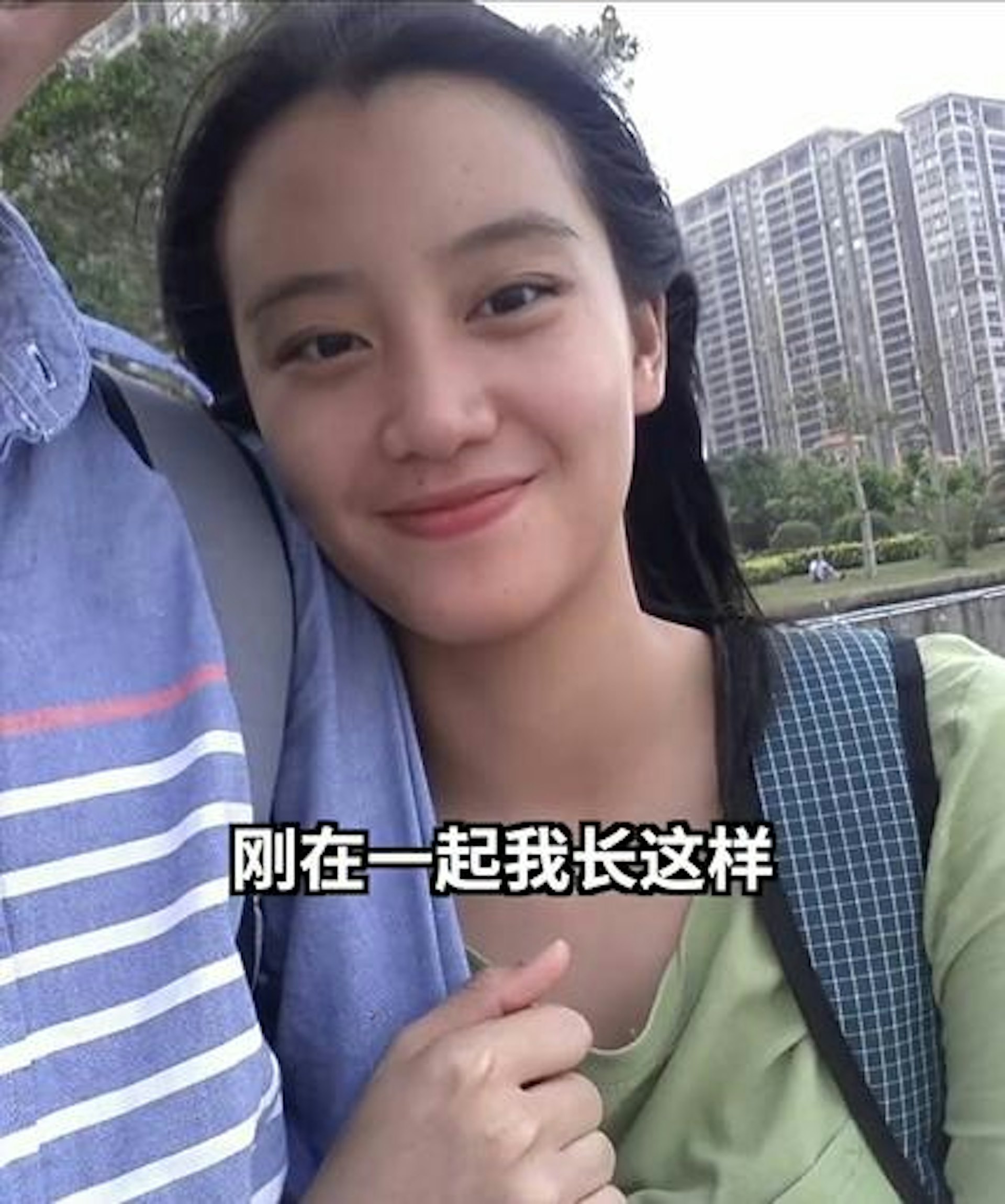 女生在讀書時期已經生得十分清純甜美。