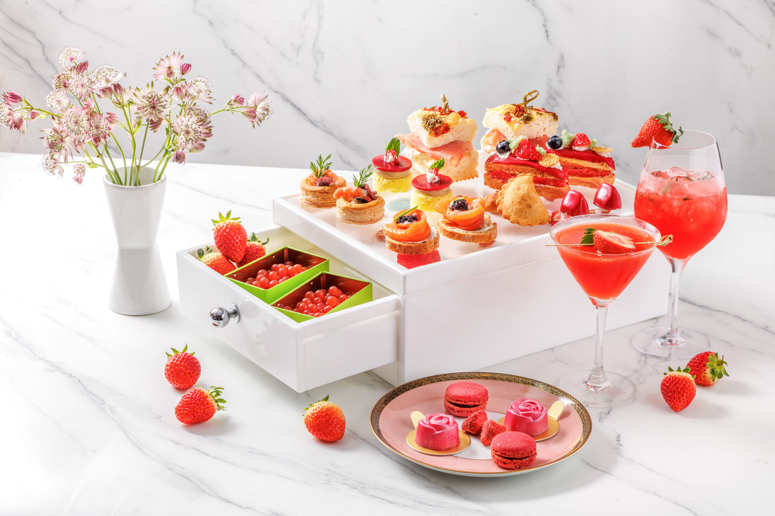 兩款意大利家傳戶曉的地道小食—意大利佛卡夏麵包配巴馬火腿、水牛芝士和酥炸意大利餃釀番茄及莫薩里拉芝士。