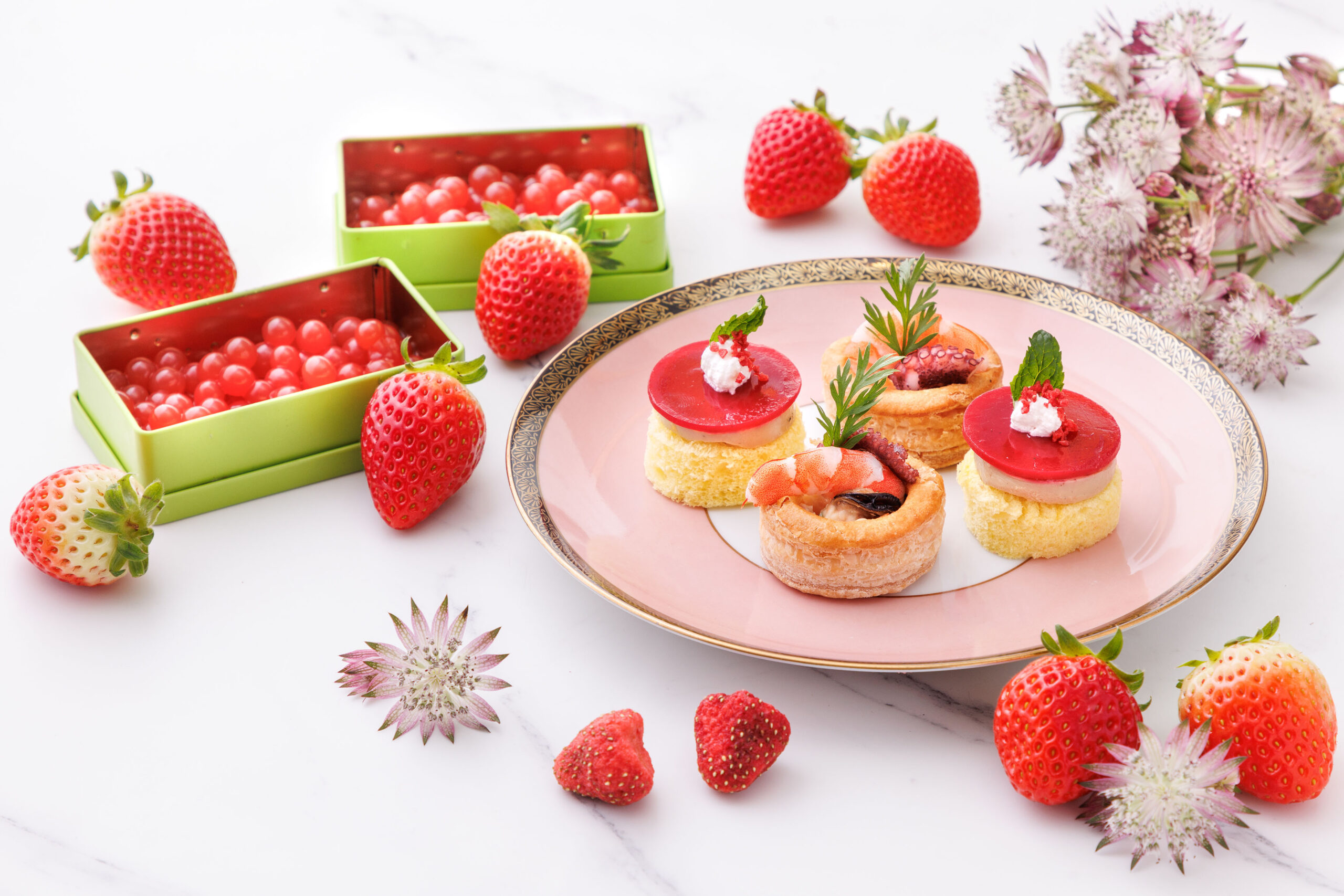 糕餅總廚以新鮮韓國和本地當造草莓入饌，巧製一系列精緻粉紅鹹甜美點。