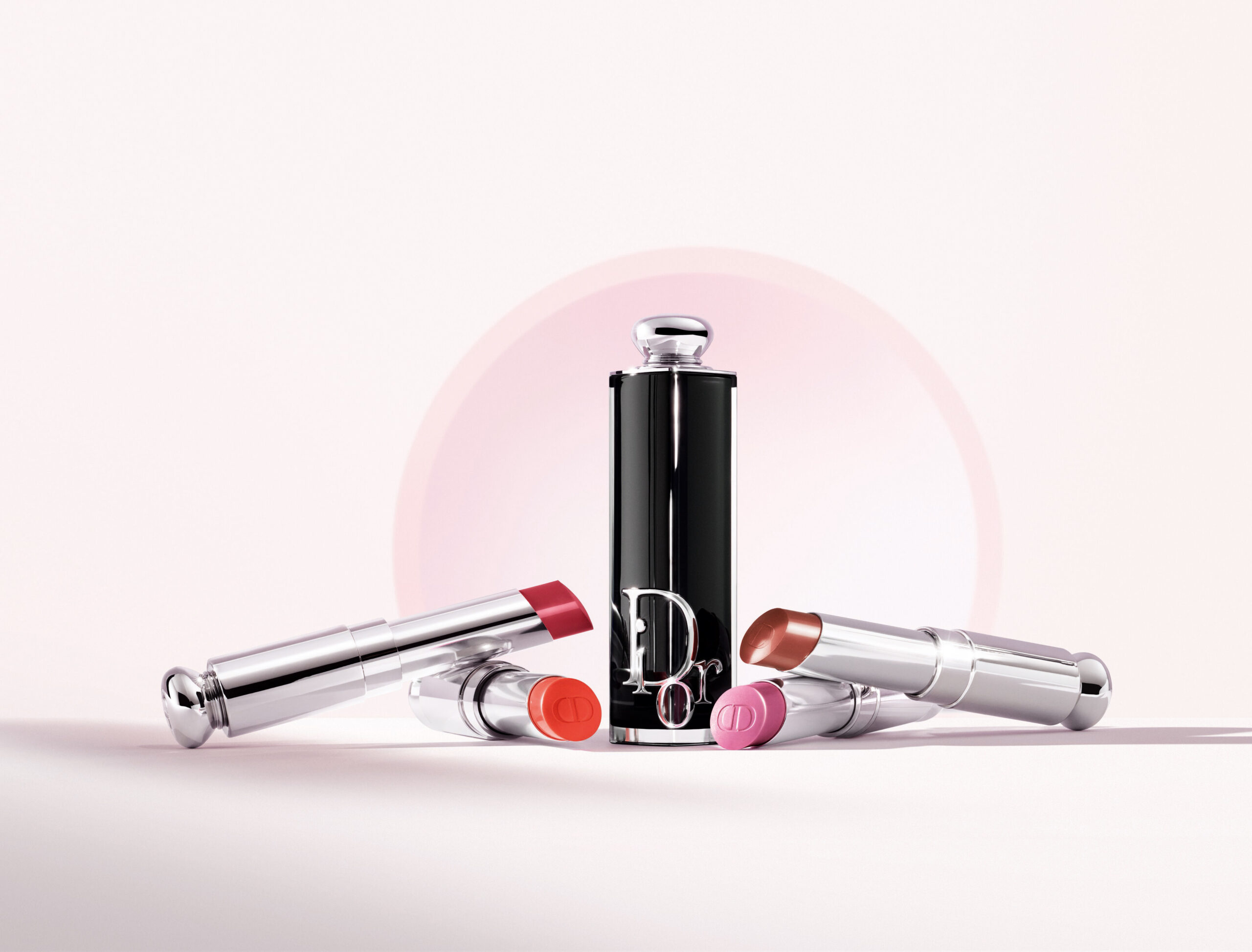 Dior鏡光誘惑唇膏推出全新5款亮彩色調，包括珊瑚色、蜜桃粉紅、丁香粉、莓粉紅以及自棕紅色調