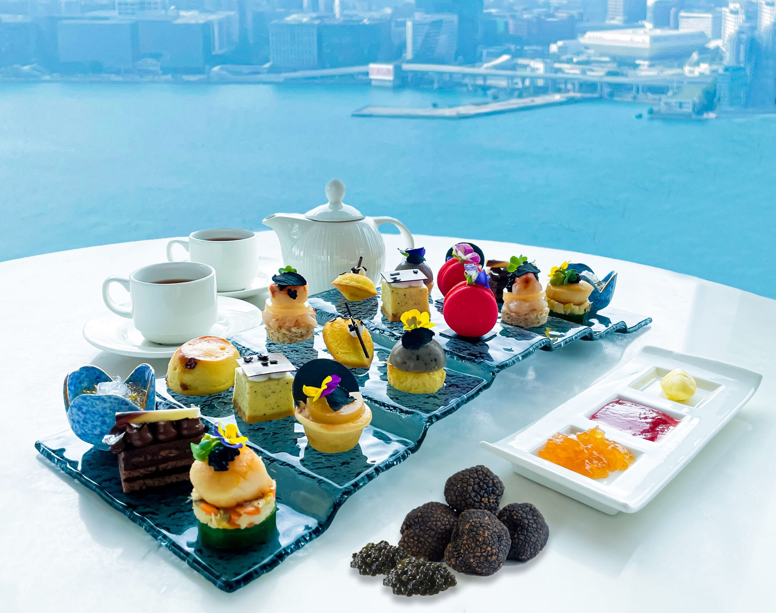 魚子醬X草莓二重奏下午茶。