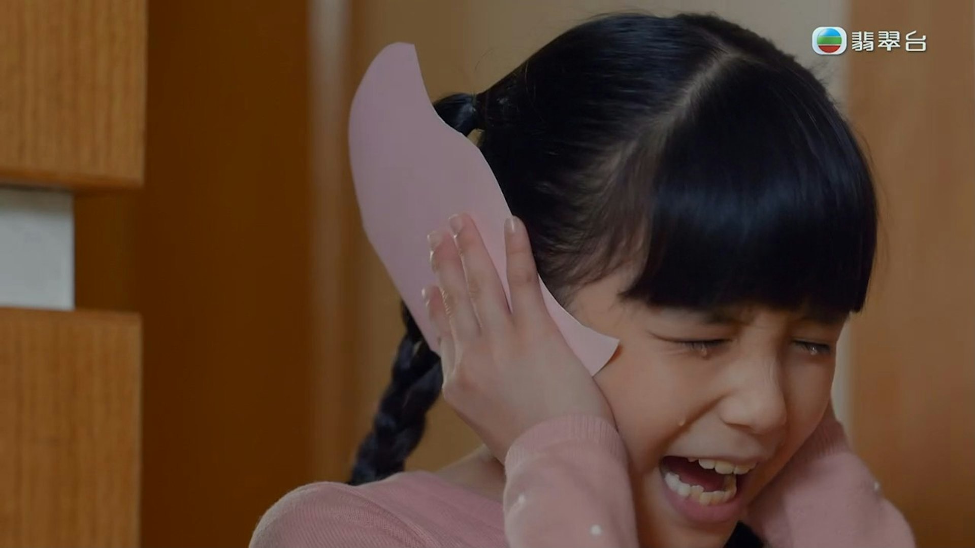 這一幕鄭淽月的演技很純熟，成功帶動觀眾一起投入情緒之中。