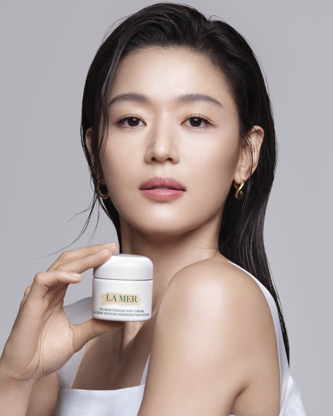 韓國女神全智賢喜愛以 La Mer 柔潤奇蹟面霜修護肌膚。