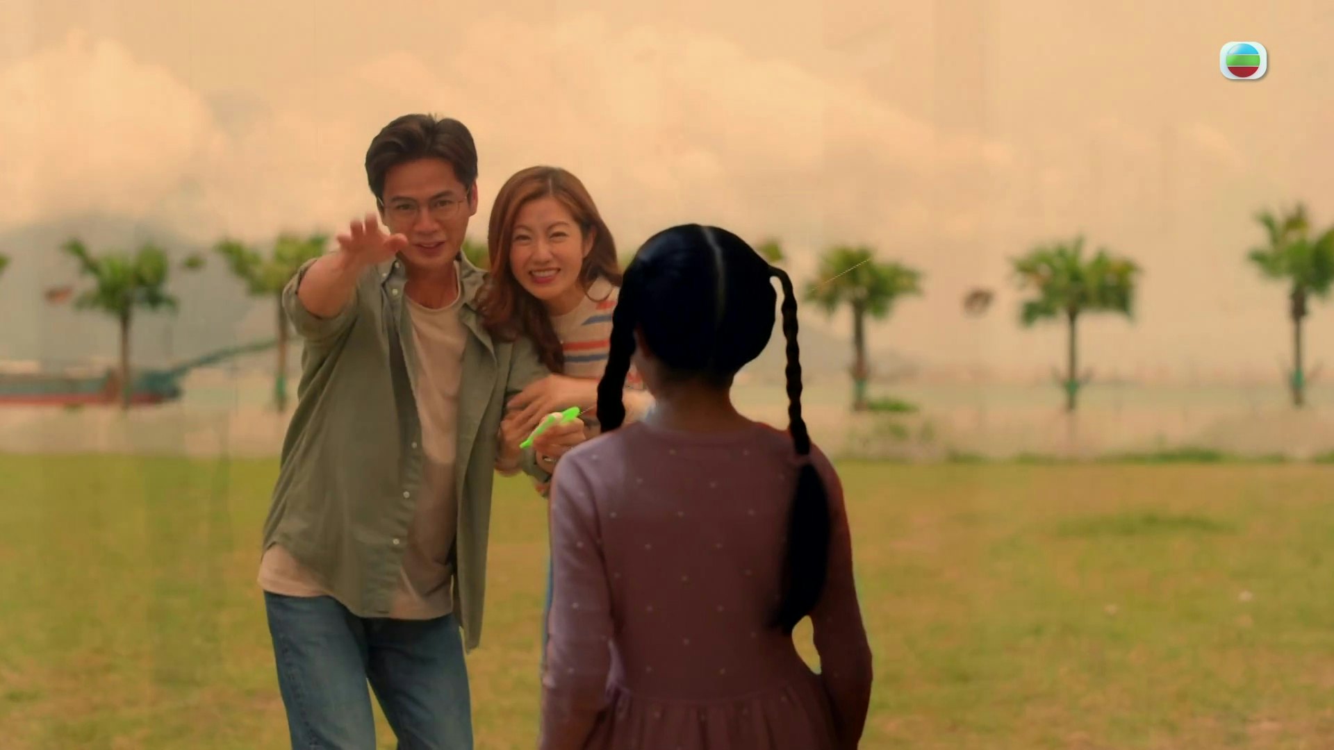 回想昔日父母恩愛的畫面，激動到失控爆喊。