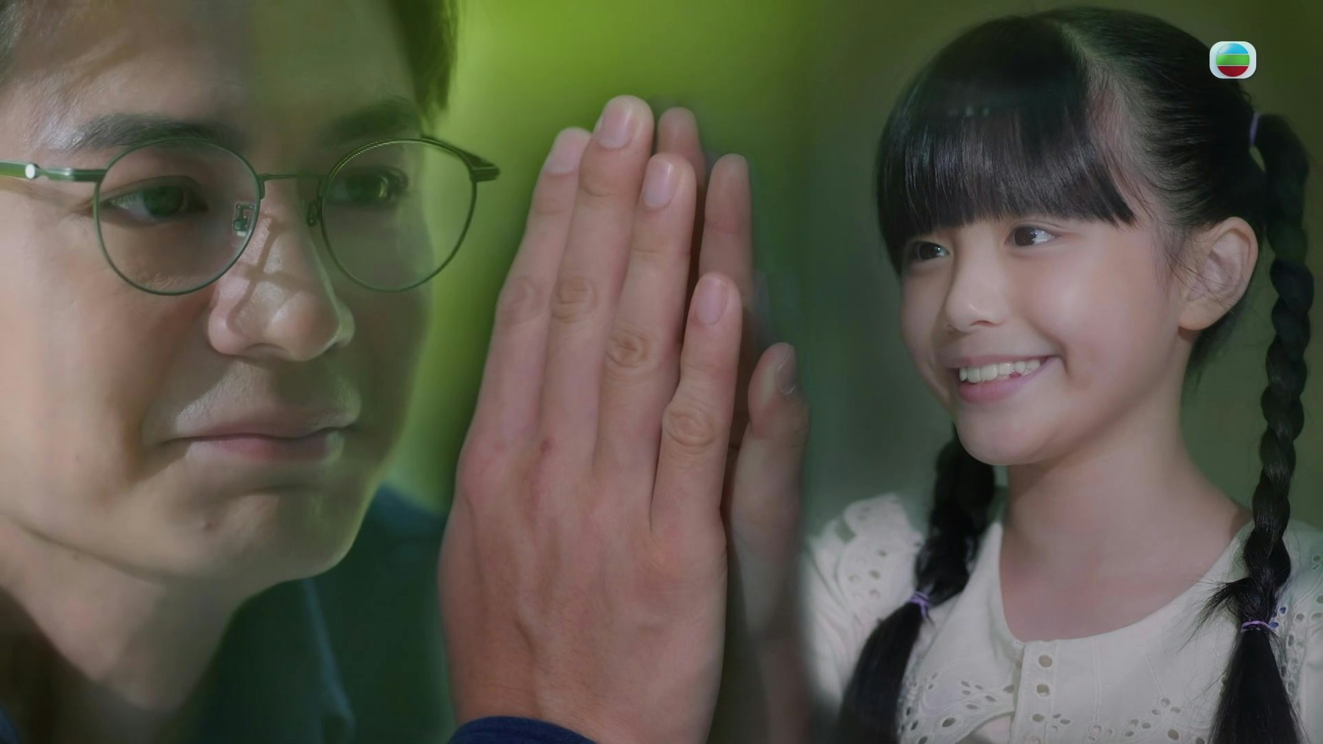 父女二人隔著玻璃以手傳情，場面感人。