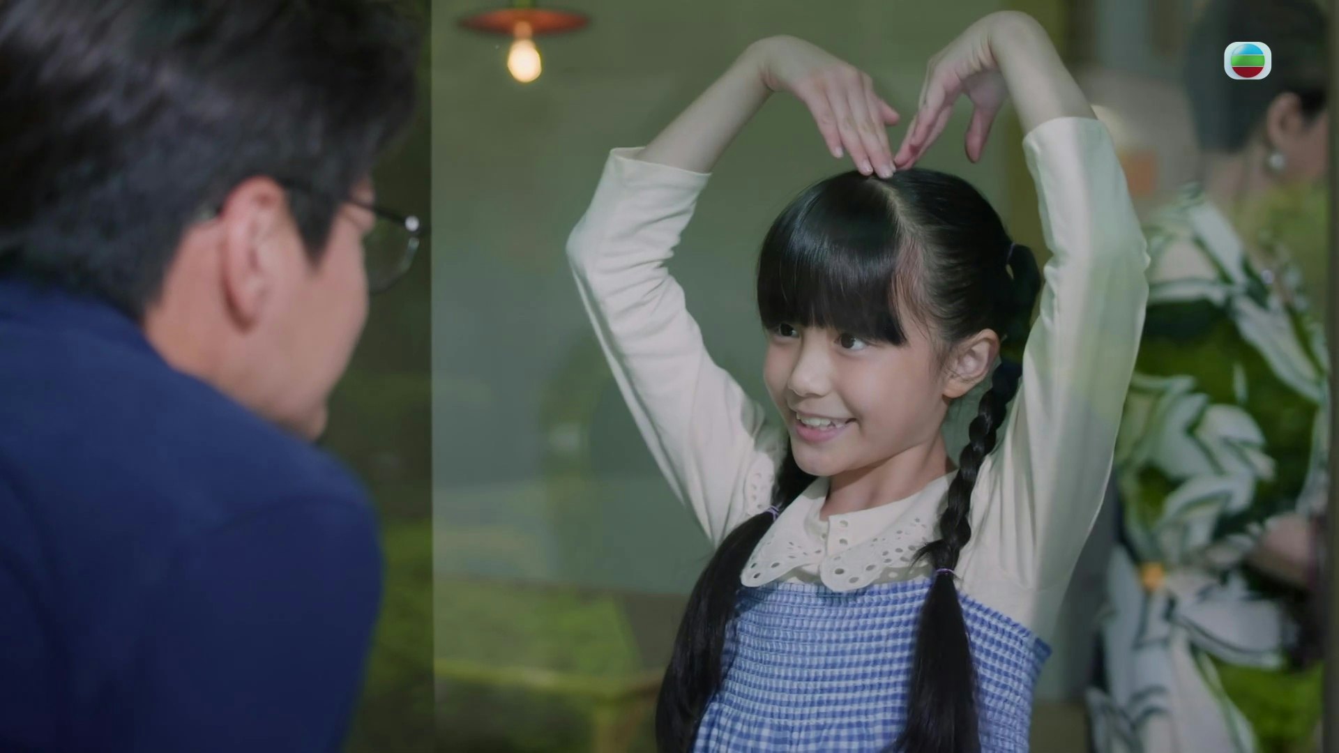 在玻璃上劃心兼隔空向爸爸說「I love you」