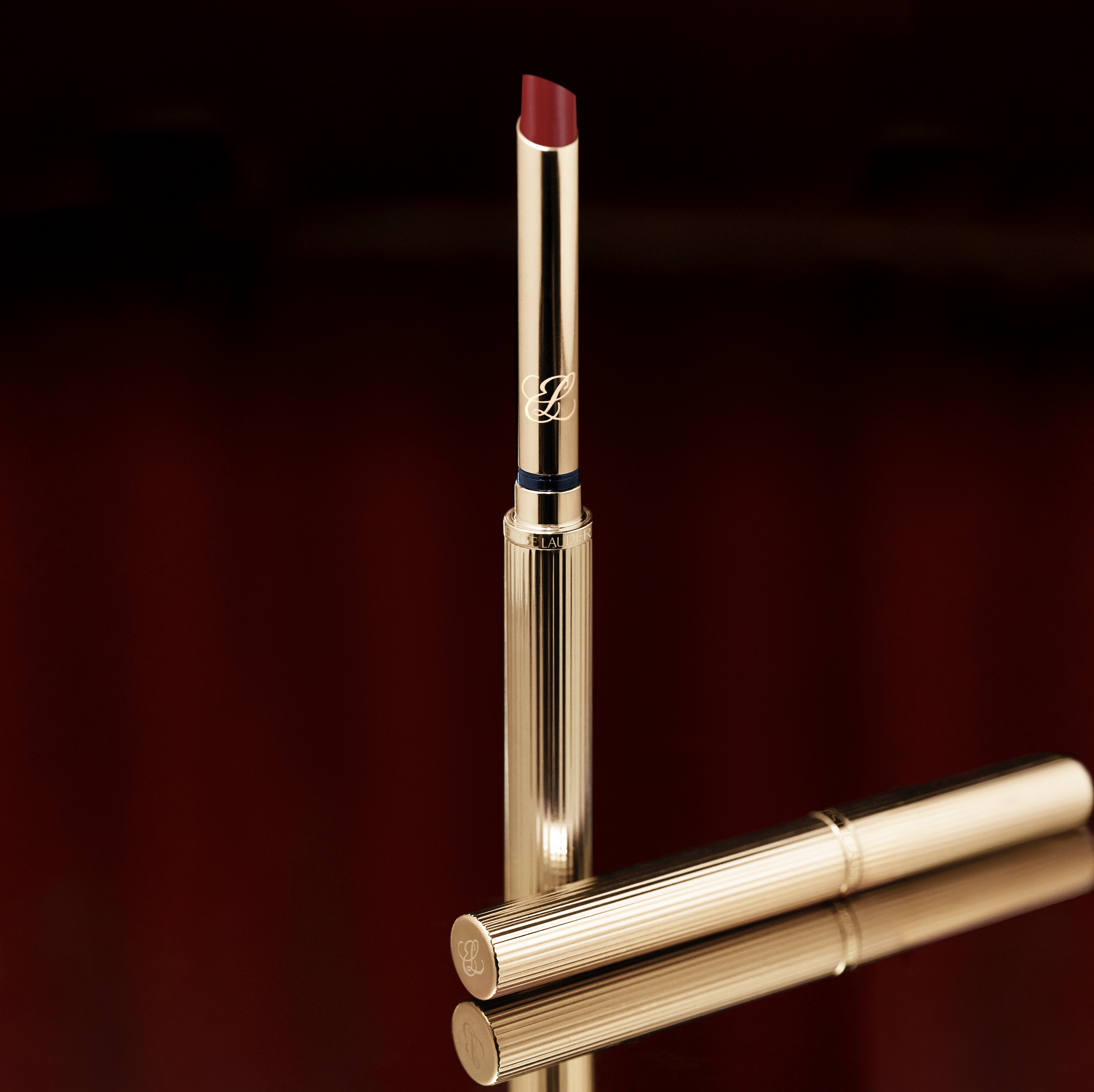 全新高清純色緞光唇膏採用極致纖長設計，能輕鬆描劃完美唇妝！