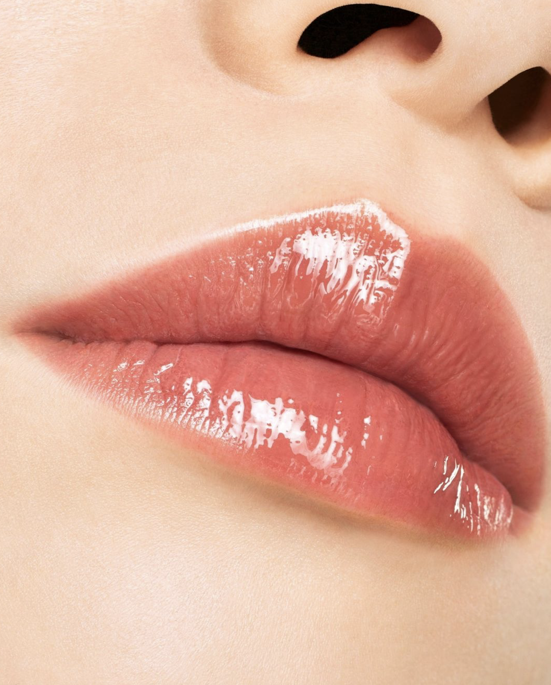 植村秀今季推出首款混合修護與彩妝的絹感潤護水光唇釉