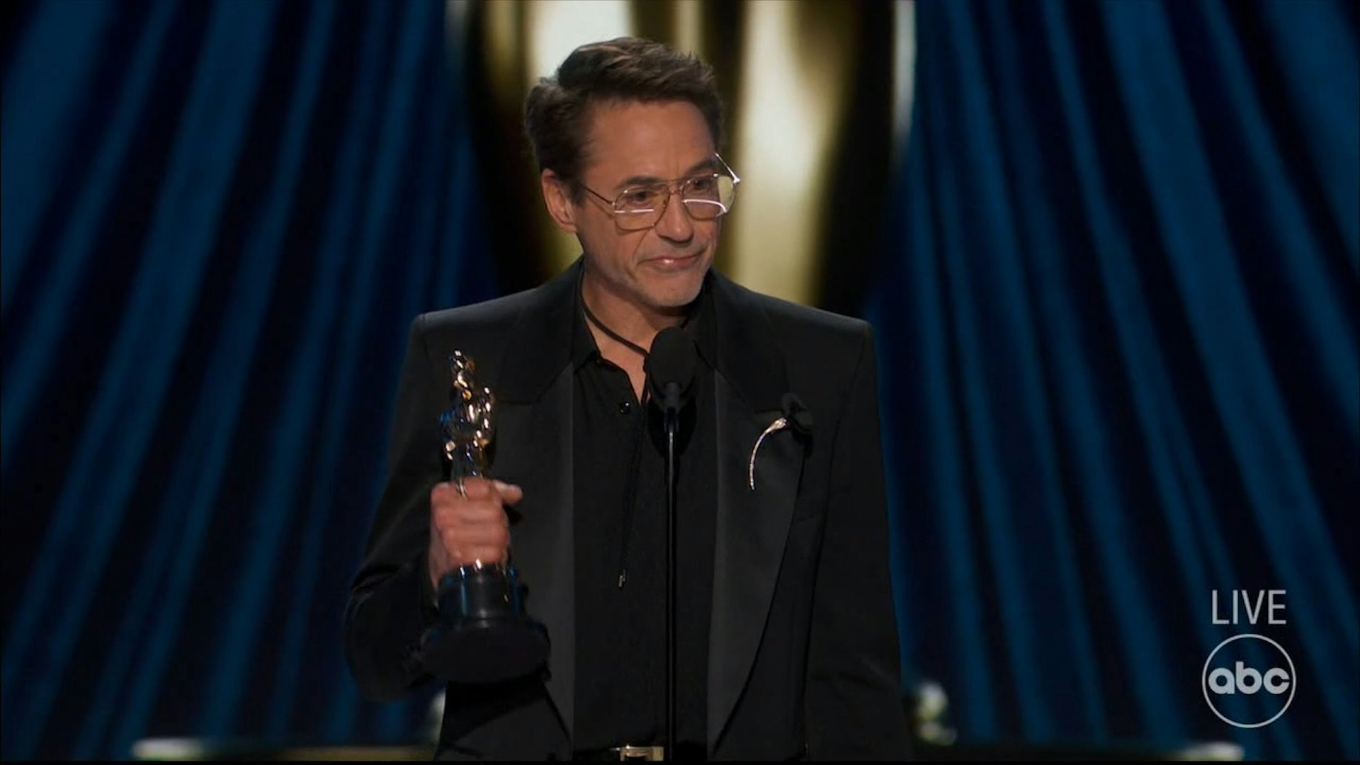 羅拔唐尼(Robert Downey Jr)憑《奧本海默》首度奪得「奧斯卡最佳男配角」獎。