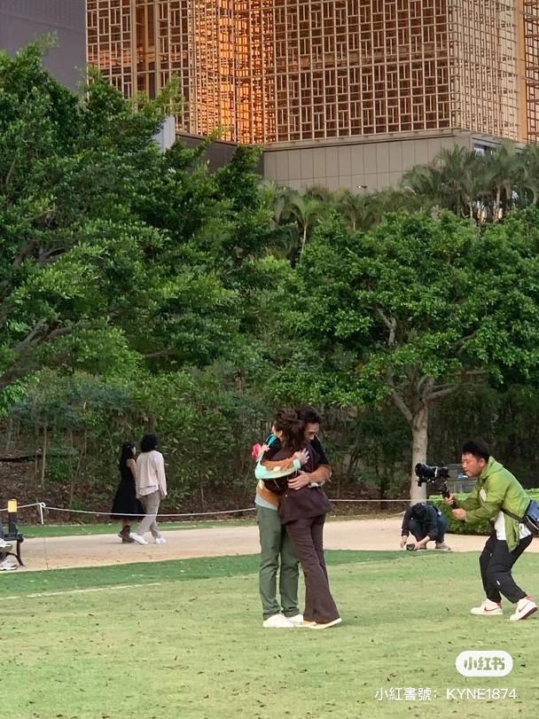 陳豪與陳茵媺拍攝一個擁抱的鏡頭,畫面相當溫馨。