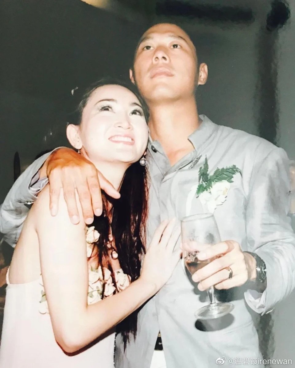 溫碧霞當年是經朋友介紹而認識老公，當時何祖光對温碧霞一見傾心，並展開熱烈追求。