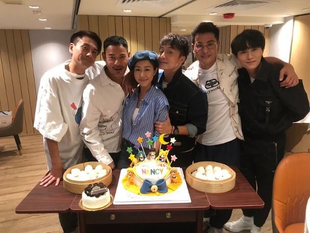 兩年前胡定欣的單身貴族生日會上，陳展鵬罕有現身。