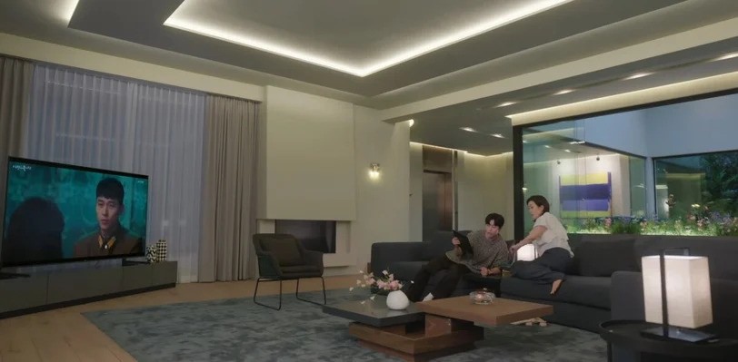 海仁媽媽「金鮮和」坐在客廳收睇的電視劇，就是《愛的迫降》！