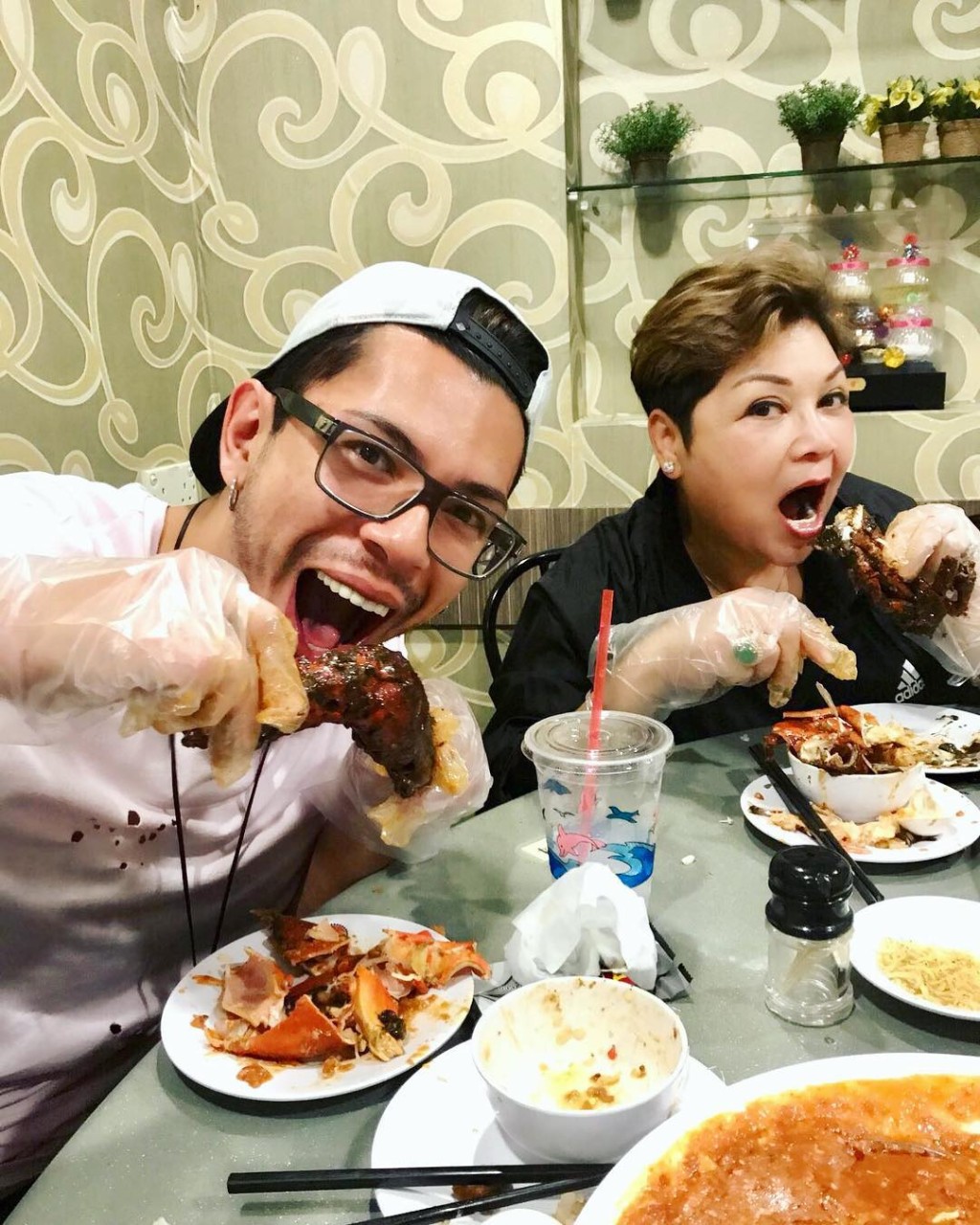 古淖文因參加《亞洲星光大道》而與肥媽結緣，他們感情相當好。