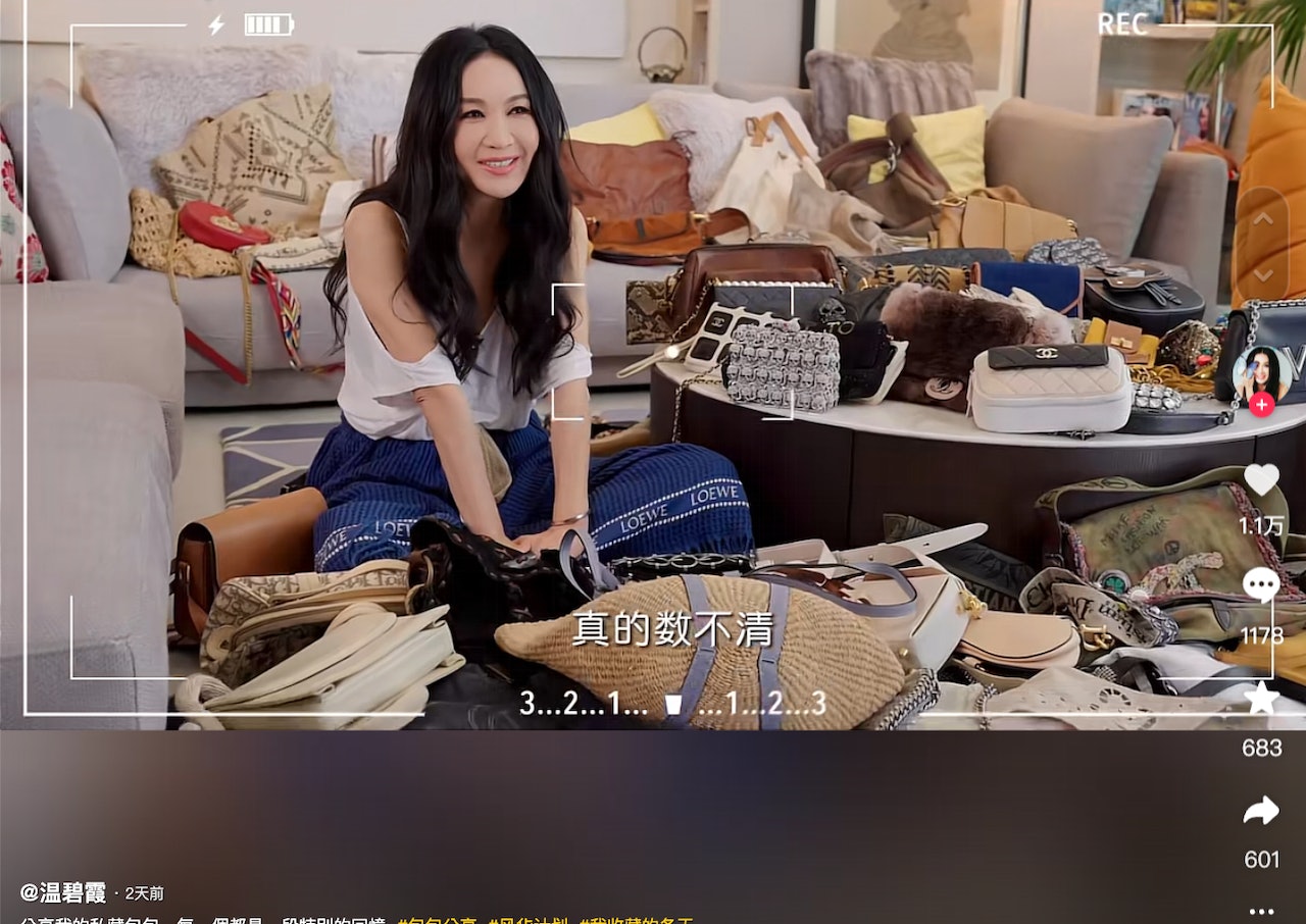 溫碧霞曾大晒成屋手袋。