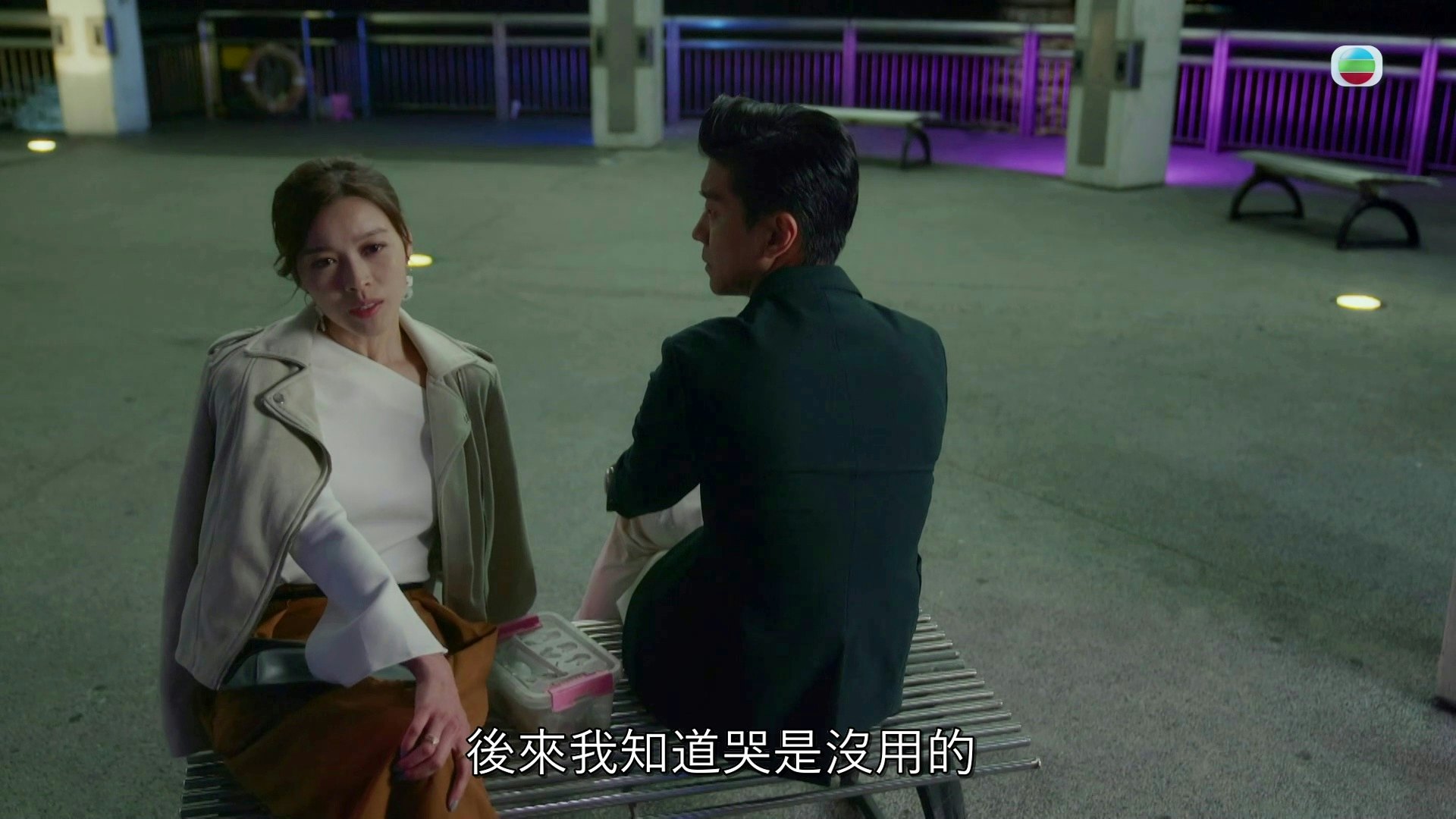 Gina與Davey談心。