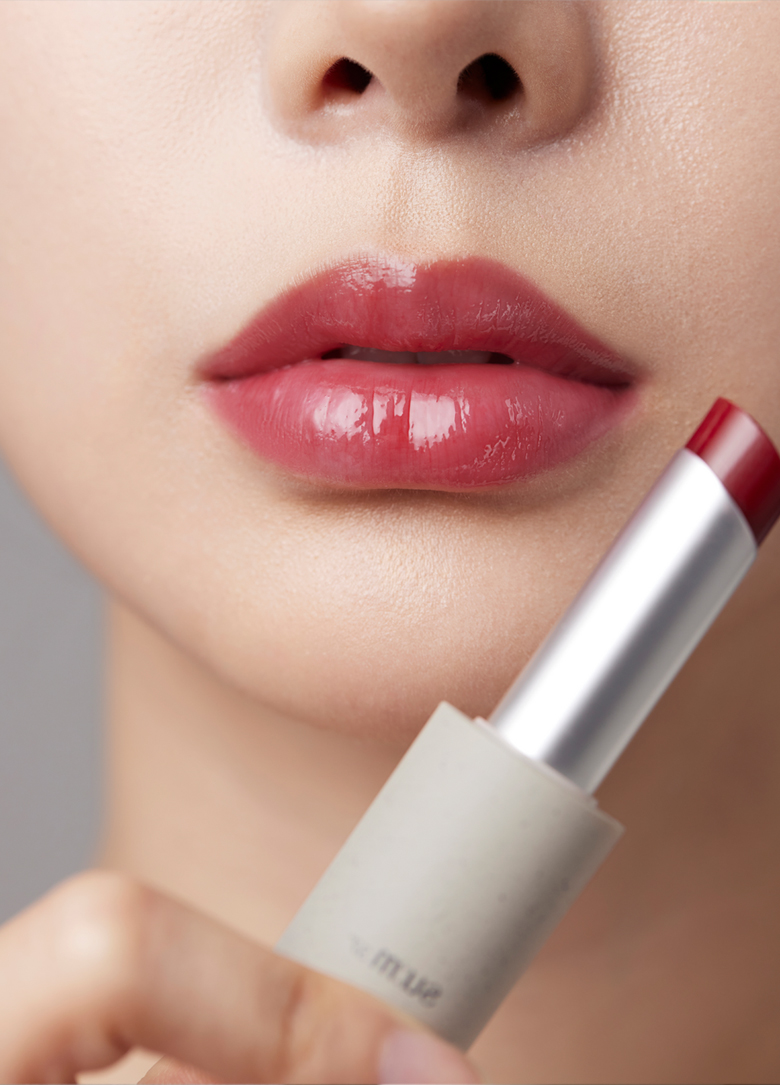 輕輕塗抹一層可以使雙唇變得光澤水潤。