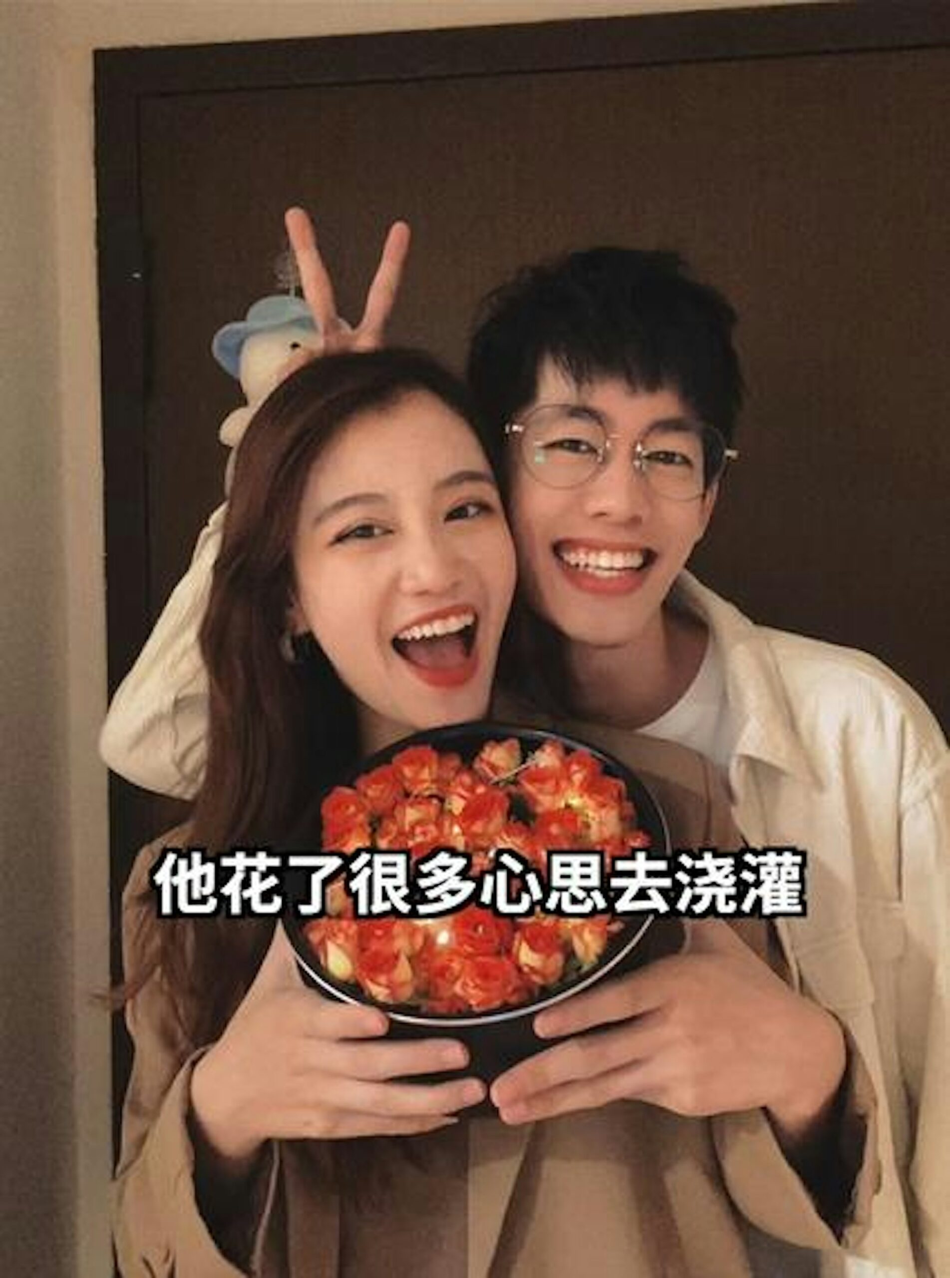 一對情侶分享他們相愛的這些年來其容貌變化。