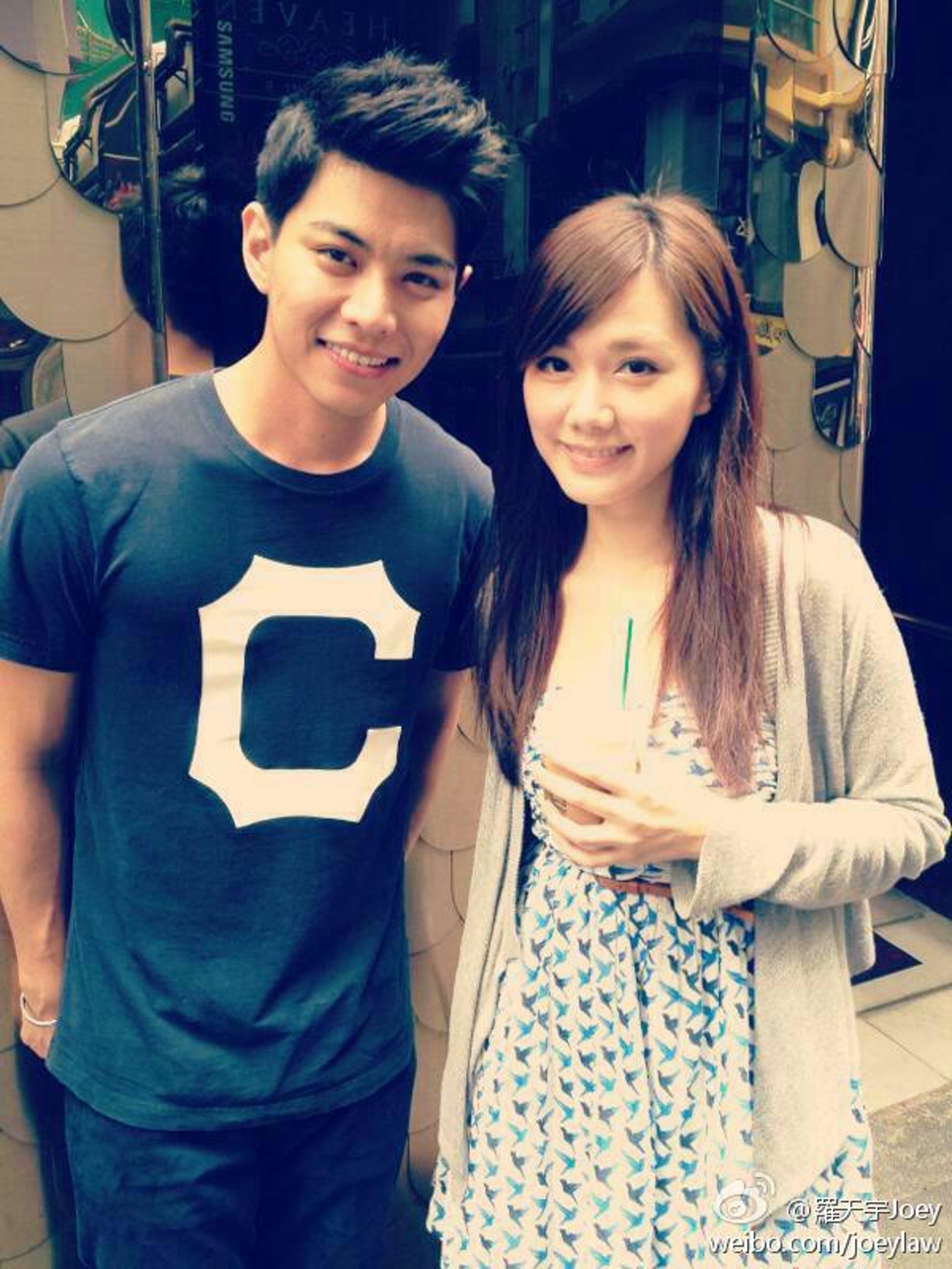 羅天宇與湯洛雯因合作拍攝《愛‧回家》而撻着。