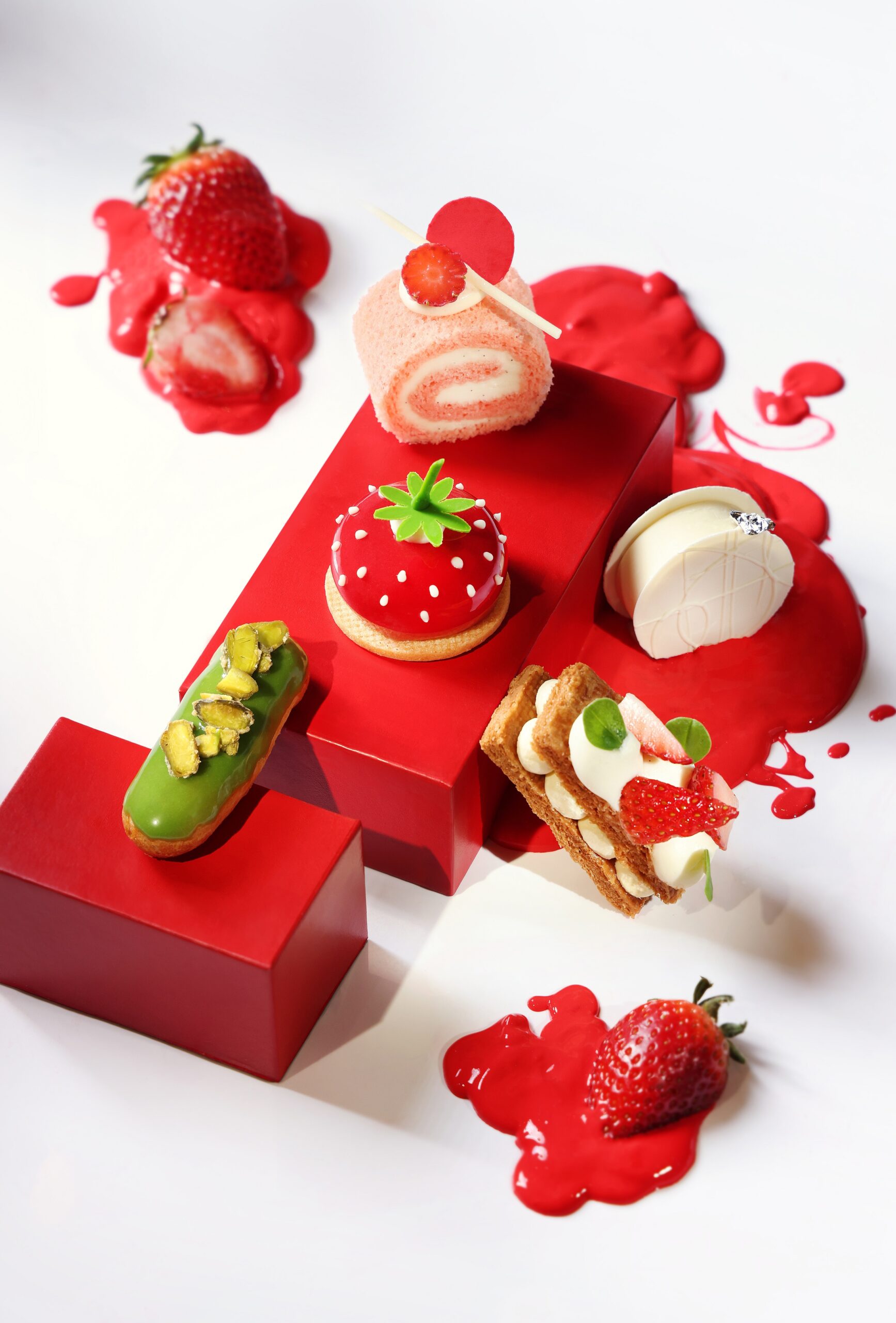 香港港麗酒店樂聚廊今次推出「戀暖春日下午茶」，以炫麗嬌艷、香甜芬香的士多啤梨為主角