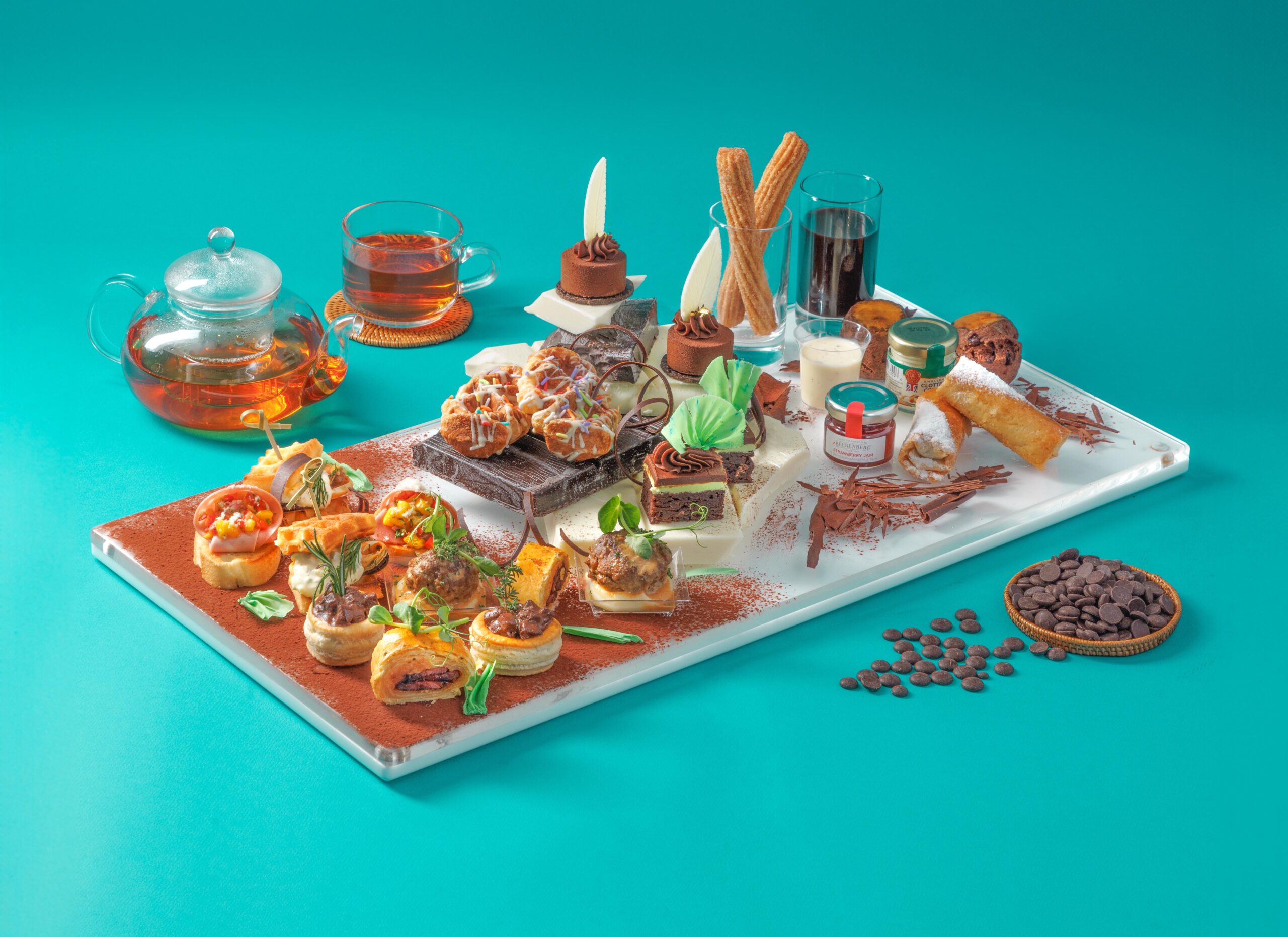 Three on Canton糕餅總廚凌國基匠心設計全新比利時朱古力下午茶。