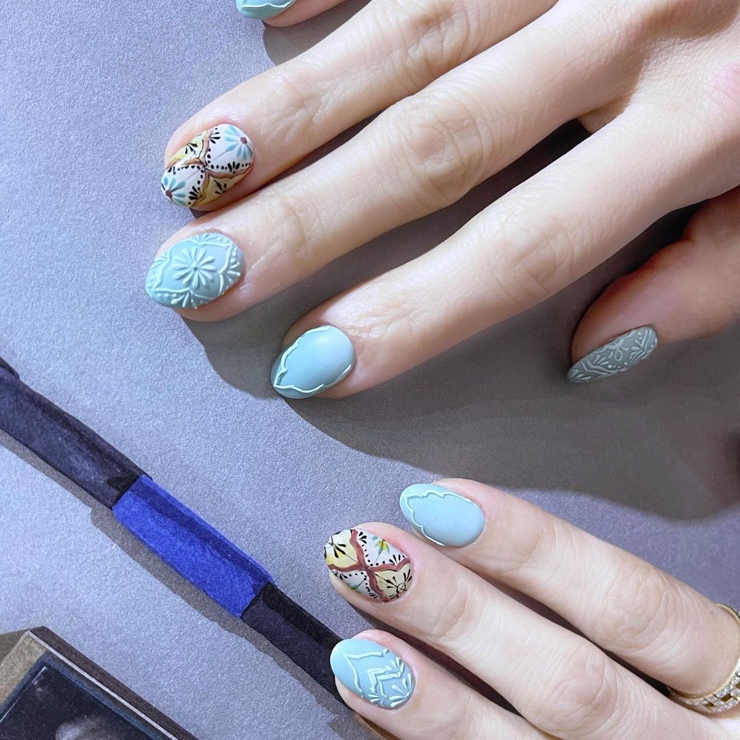 沁藍花磚美甲以藍色調為基底，在指甲上繪製出各種美麗的花磚圖案。