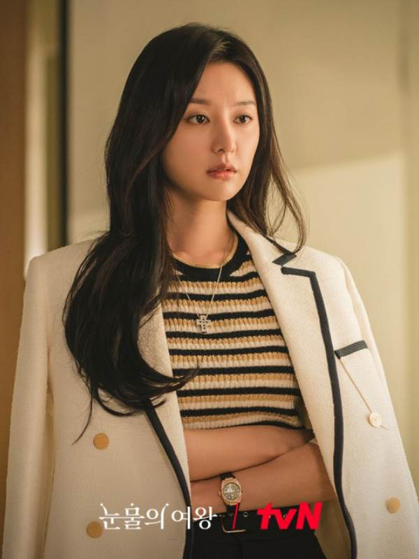 這款Valentino粗花呢西裝外套修身剪裁，緄邊的設計搭配一件簡條針織上衣，比起內搭裇衫更多了幾分休閑感。