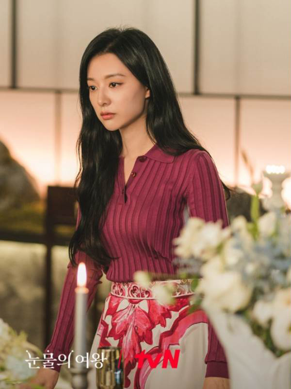 金智媛在劇中以這件印花半身裙搭配相似色的針織上衣。