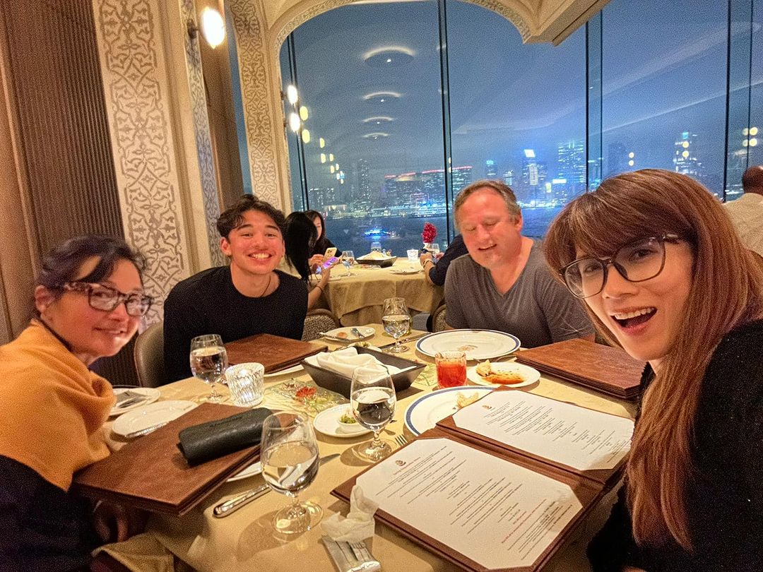 李綺虹與家人及好友在香港一間欣賞到海景的高級酒店西餐廳用餐。