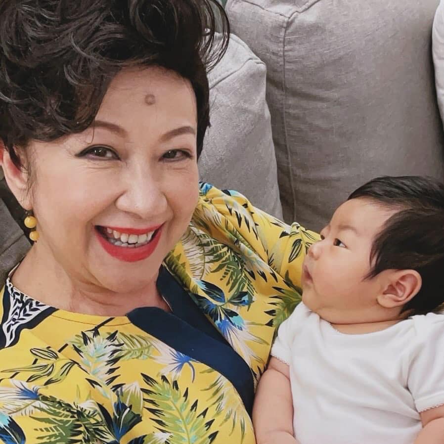 薛家燕於1995年與前夫石保慶離婚後，獨力養大4名仔女。