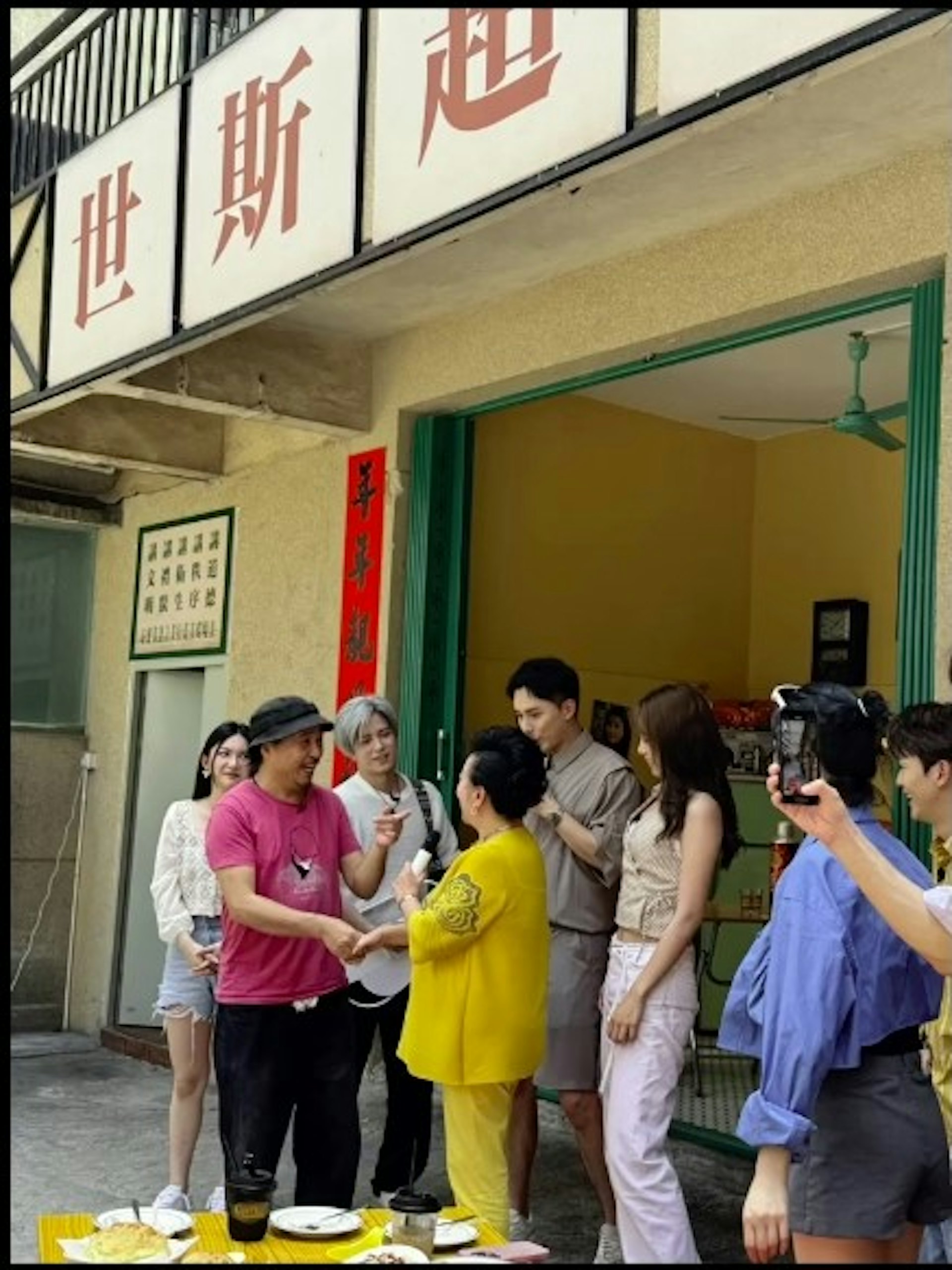 薛家燕跟古明華聚舊，顯得非常風騷。