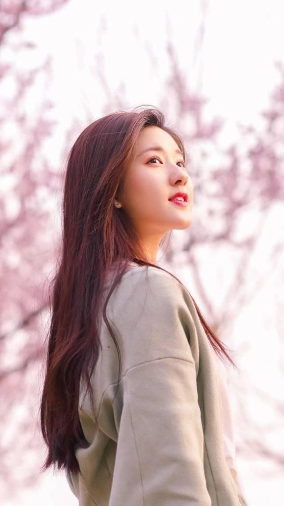 自信的女生容光煥發，散發出無可抵擋的魅力。