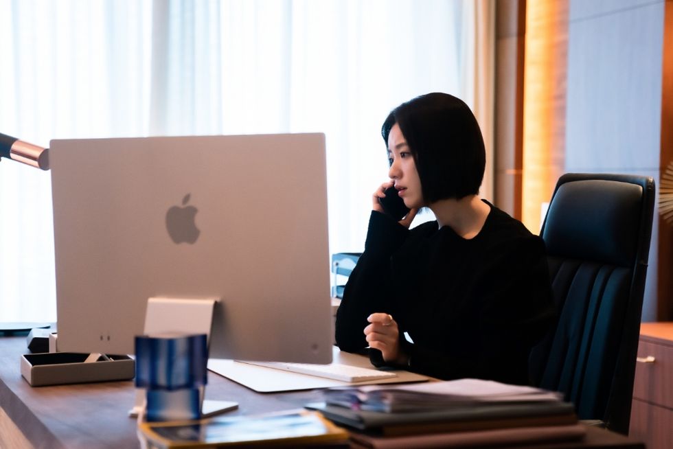 拿回實驗室主導權後，尹自由決心找出駭客的幕後主使。