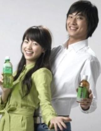 韓孝周、朱智勛在2006年曾一同拍攝Green Time品牌的綠茶廣告。