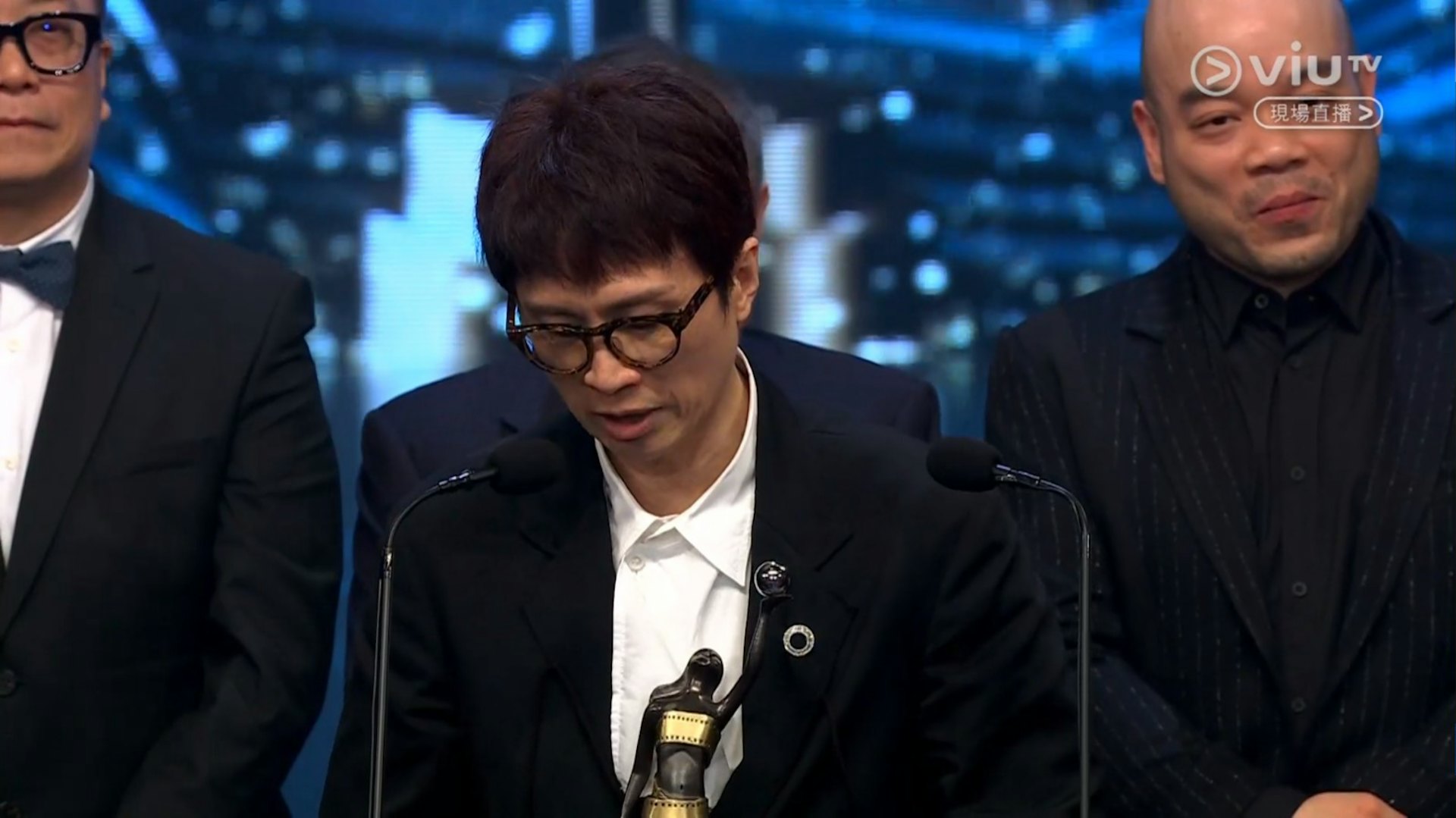 黃子華在台上發表得獎感受時,情緒激動一度哽咽。