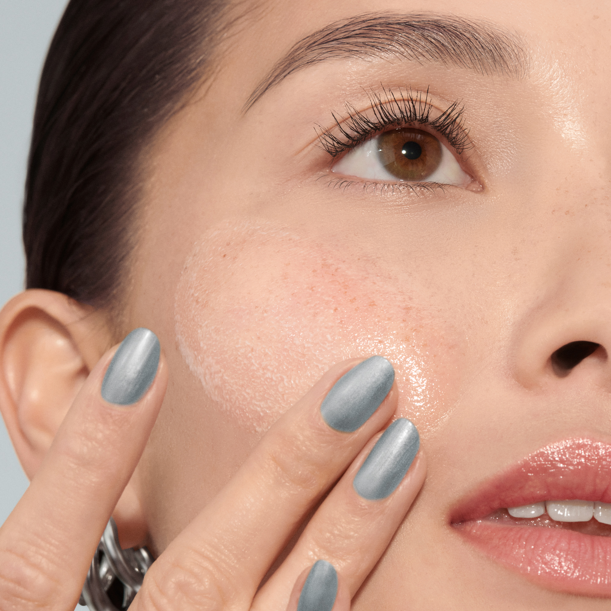 獨特水感輕盈質地，能夠淨化肌膚