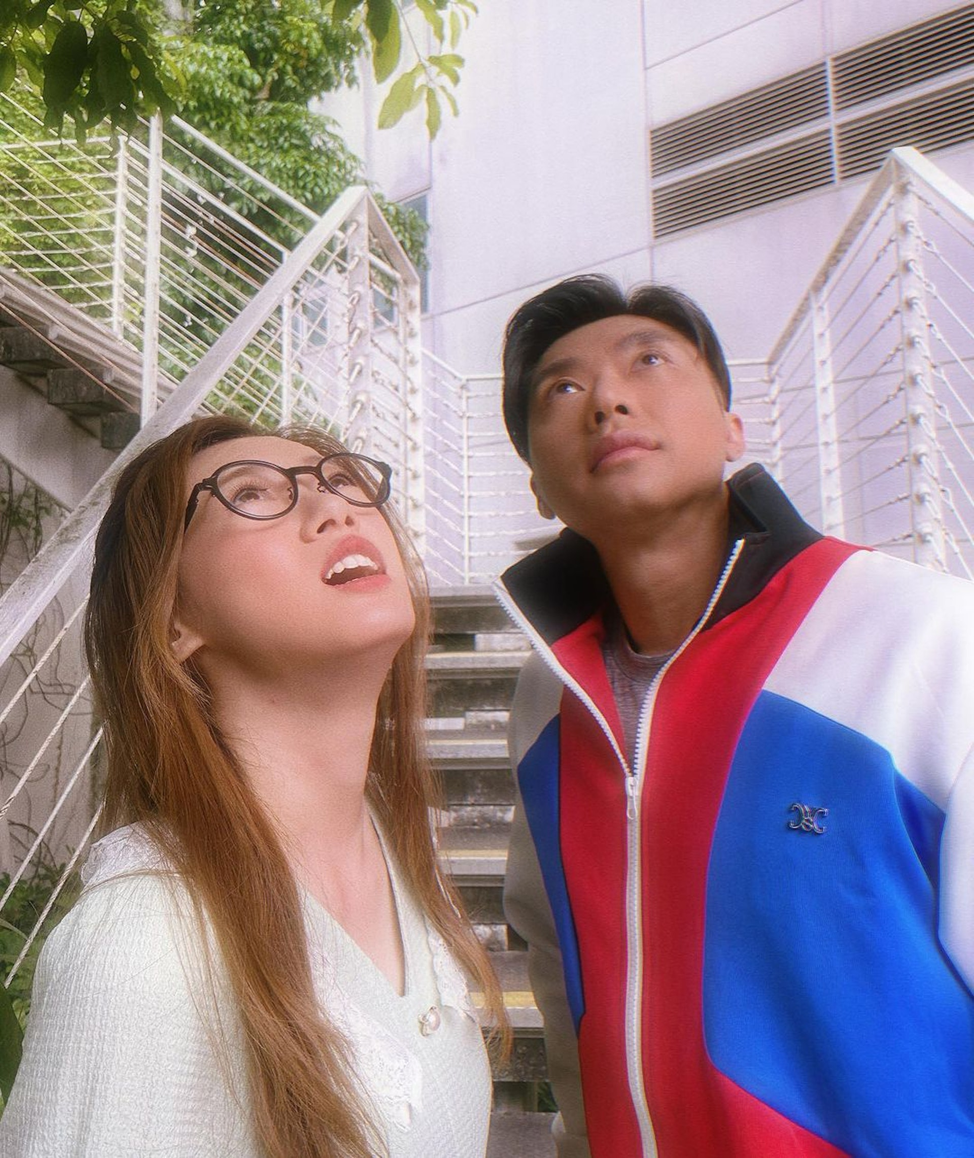 TVB《愛．回家之開心速遞》的Terry（李偉健 飾）暗戀大小姐龍力蓮（林淑敏 飾）的怪雞秘書Fanny（張盈悅 飾）