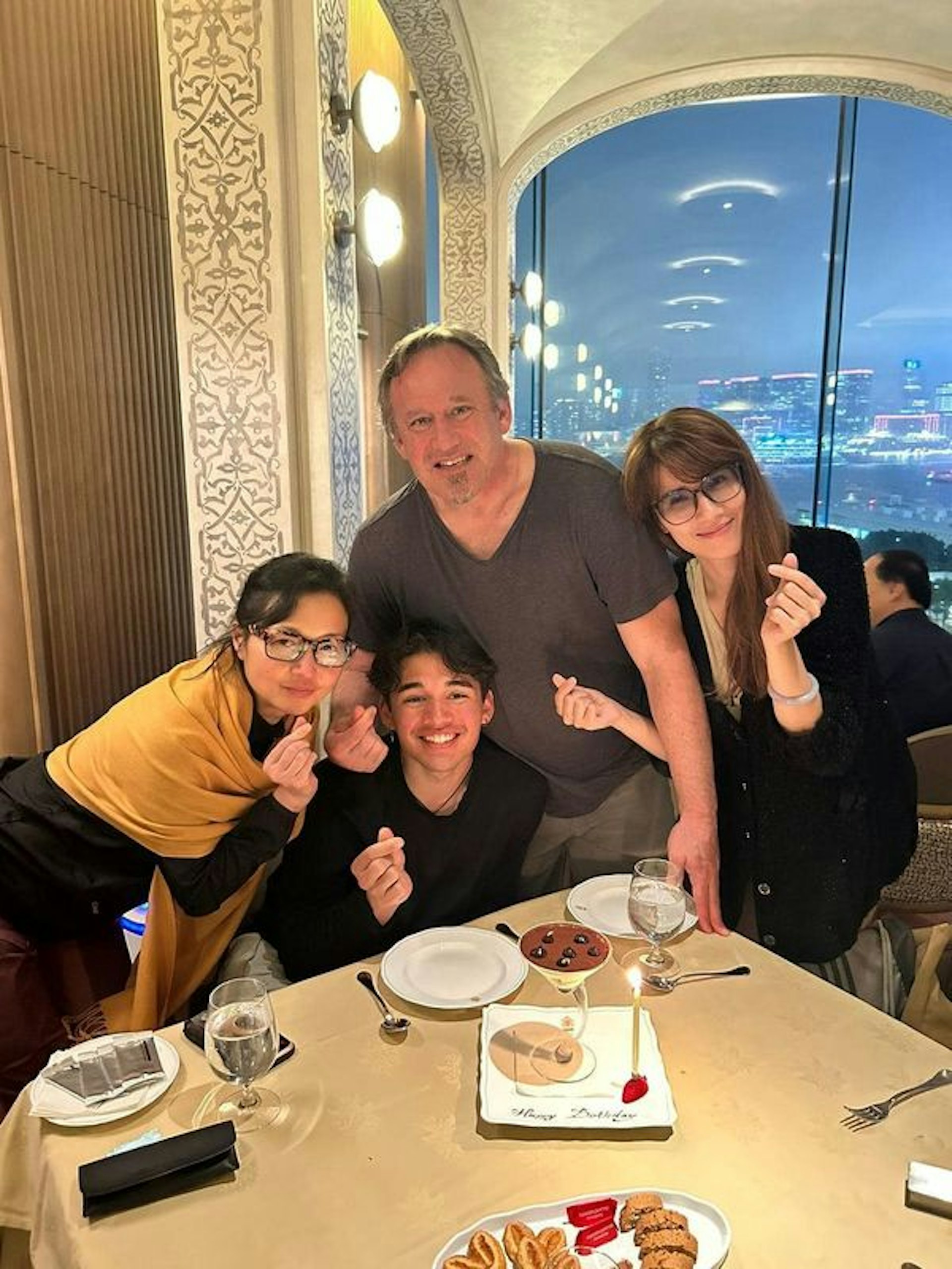 李綺虹繼續素人示人,且頭髮凌亂,戴上一副玳瑁色眼鏡及披上泥黃色披肩的她樸素到不得了。