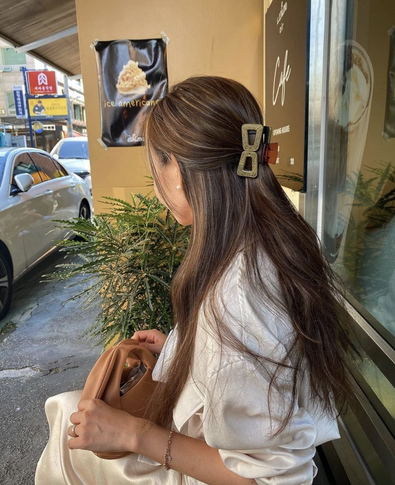 能巧妙地隱藏扁塌、稀疏的髮量，更會讓整體造型更顯柔和與親和力！